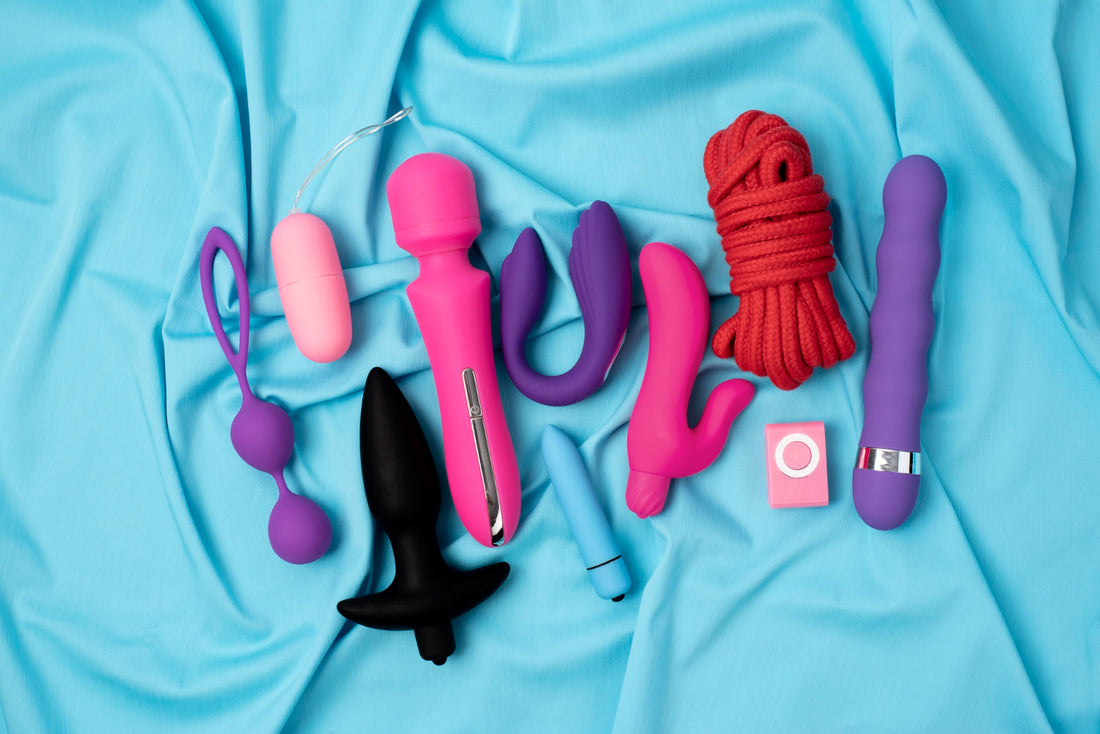 Cum să folosești un vibrator în combinație cu alte jucării sexuale